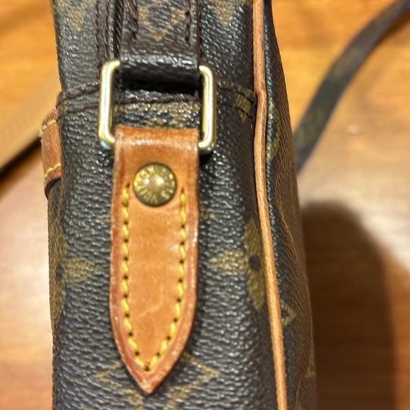 LOUIS VUITTON DANUBE 21 MONOGRAM CROSSBODY BAG DUST BAG & BOX GOLD HARDWARE 🤎🧡 - Picture 13 of 17